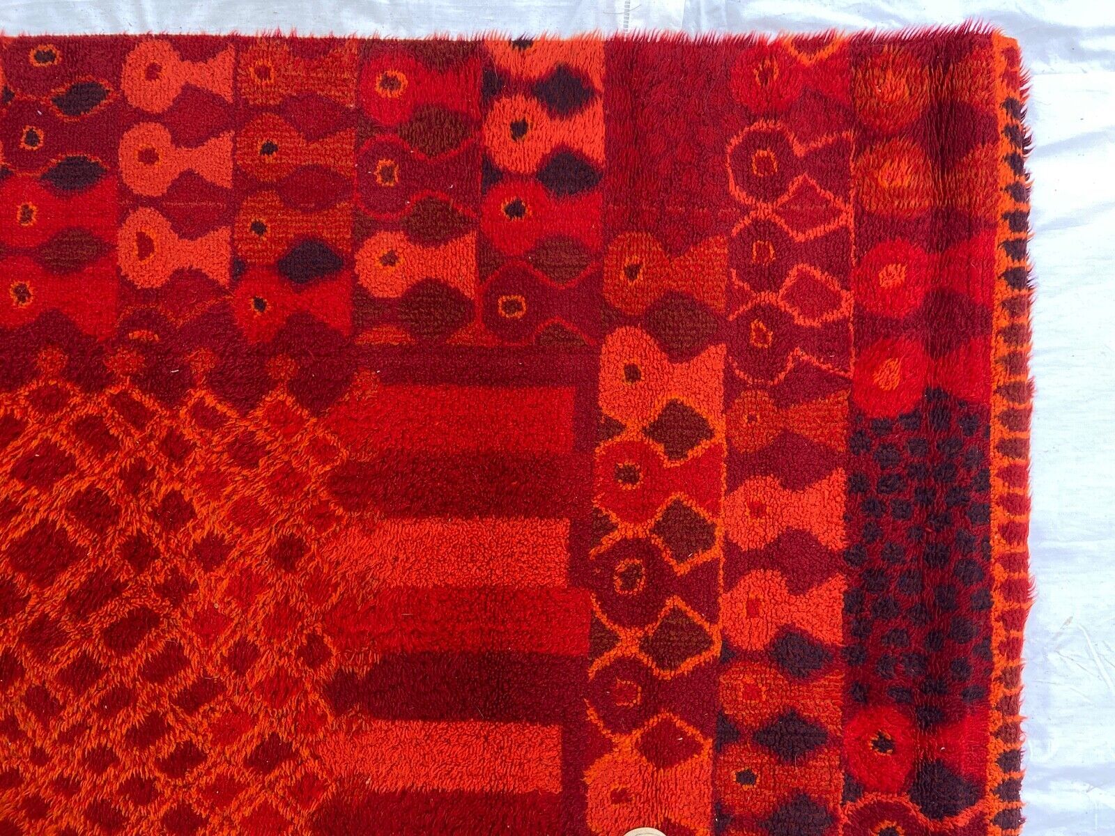 Carpet 1970 pop design geometric red background wool 229 cm x 170 cm
