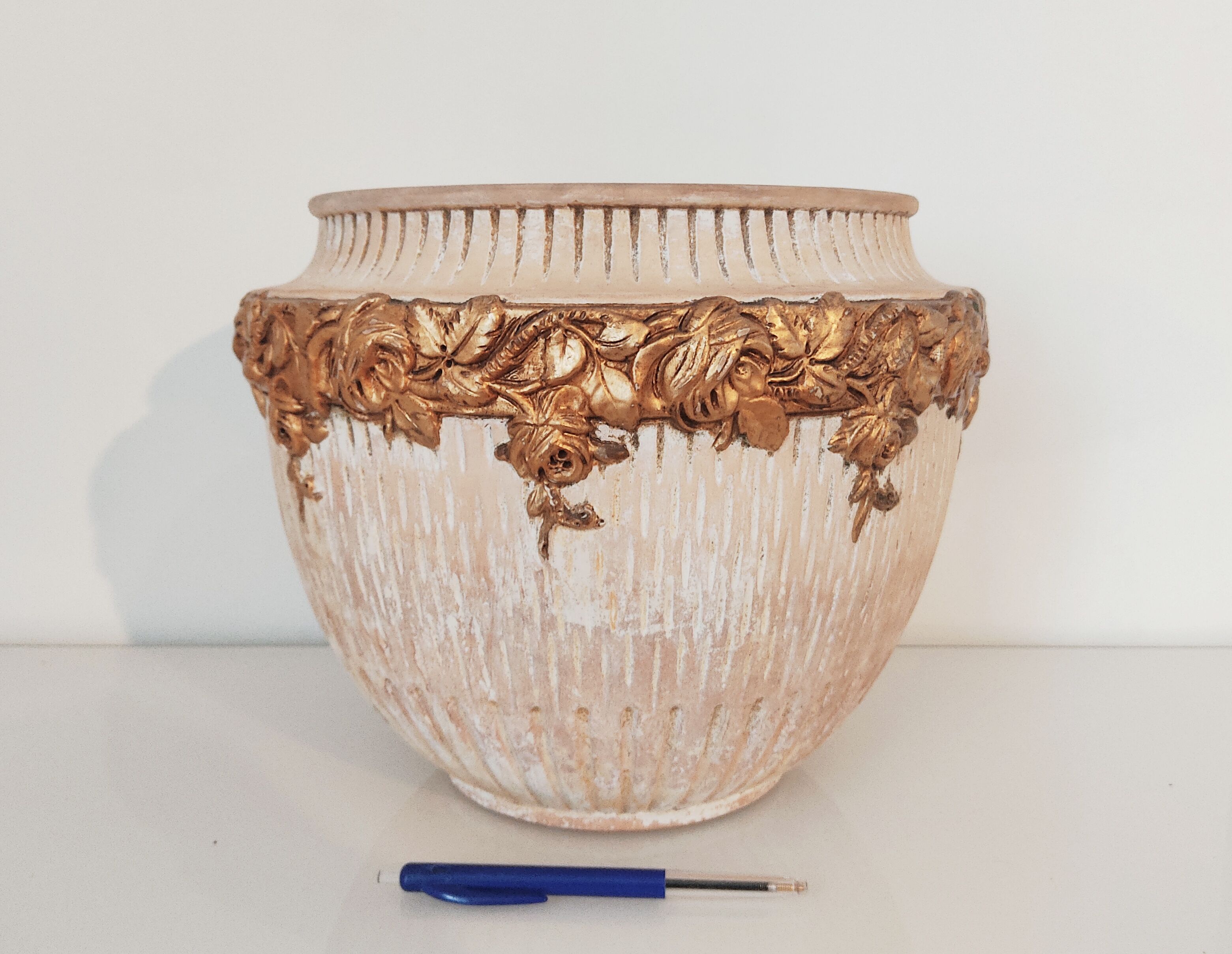 Terracotta pot cache golden flowers