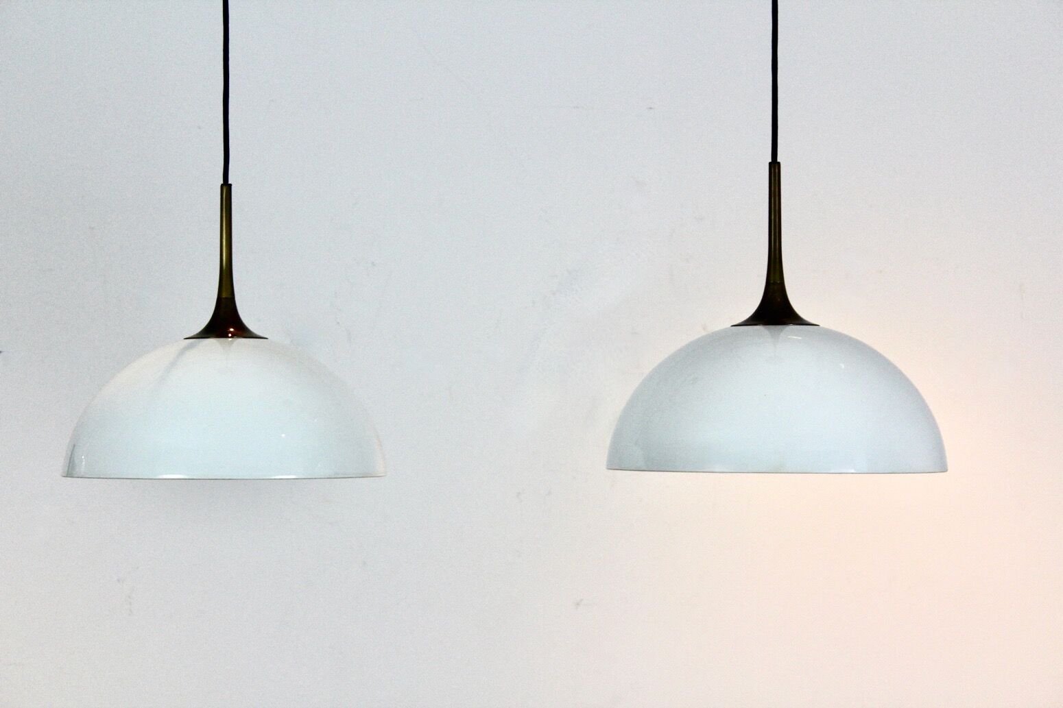 Paire de suspensions en laiton et verre opale blanc par Florian Schulz