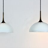 Paire de suspensions en laiton et verre opale blanc par Florian Schulz
