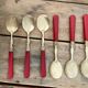 Six cuillères à glace en laiton et bakélite