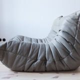 Chauffeuse "Togo" en cuir gris modèle dessiné par Michel Ducaroy 1973