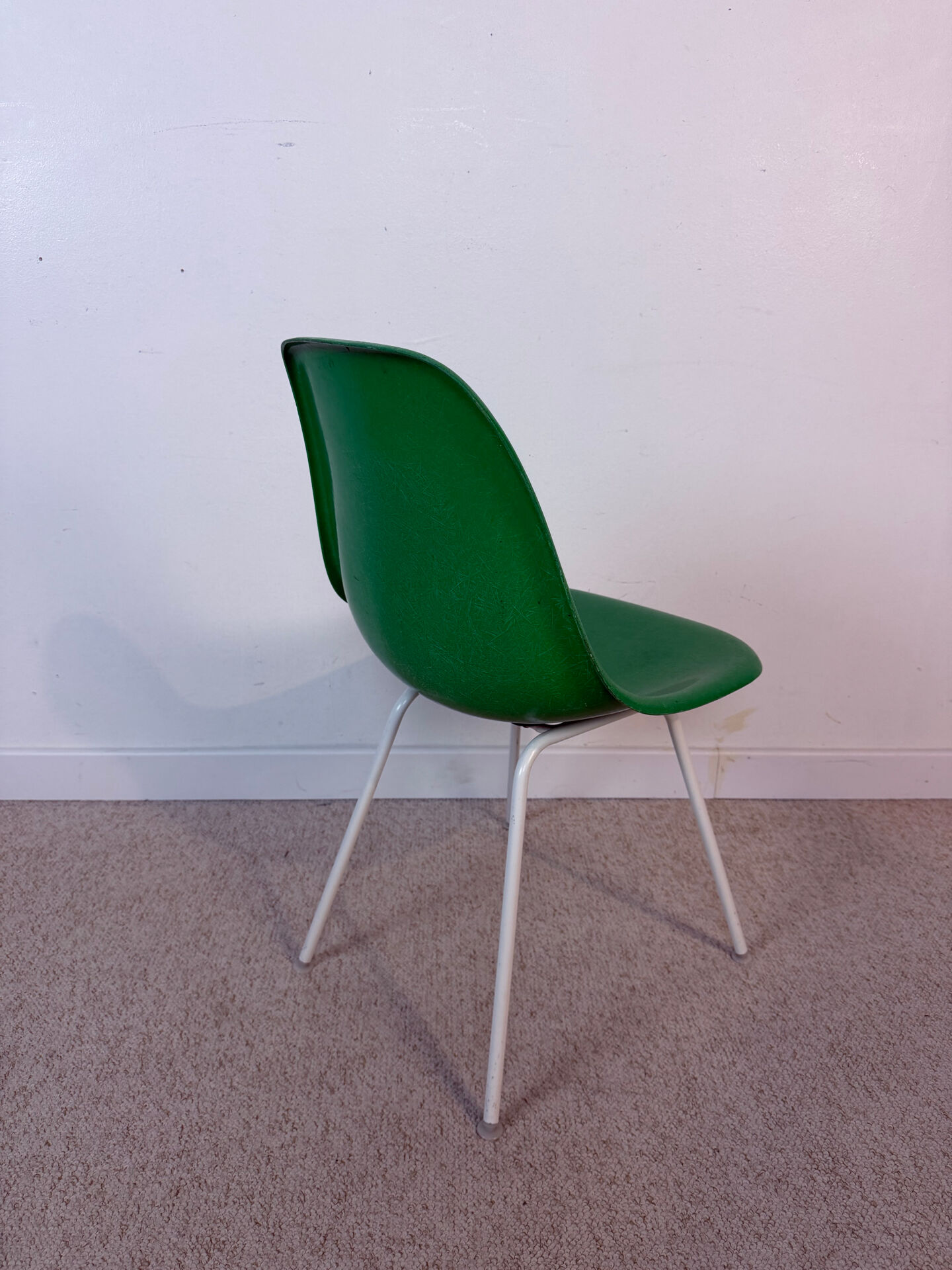 Set of 5 Eames Herman Miller chairs in fibreglass.