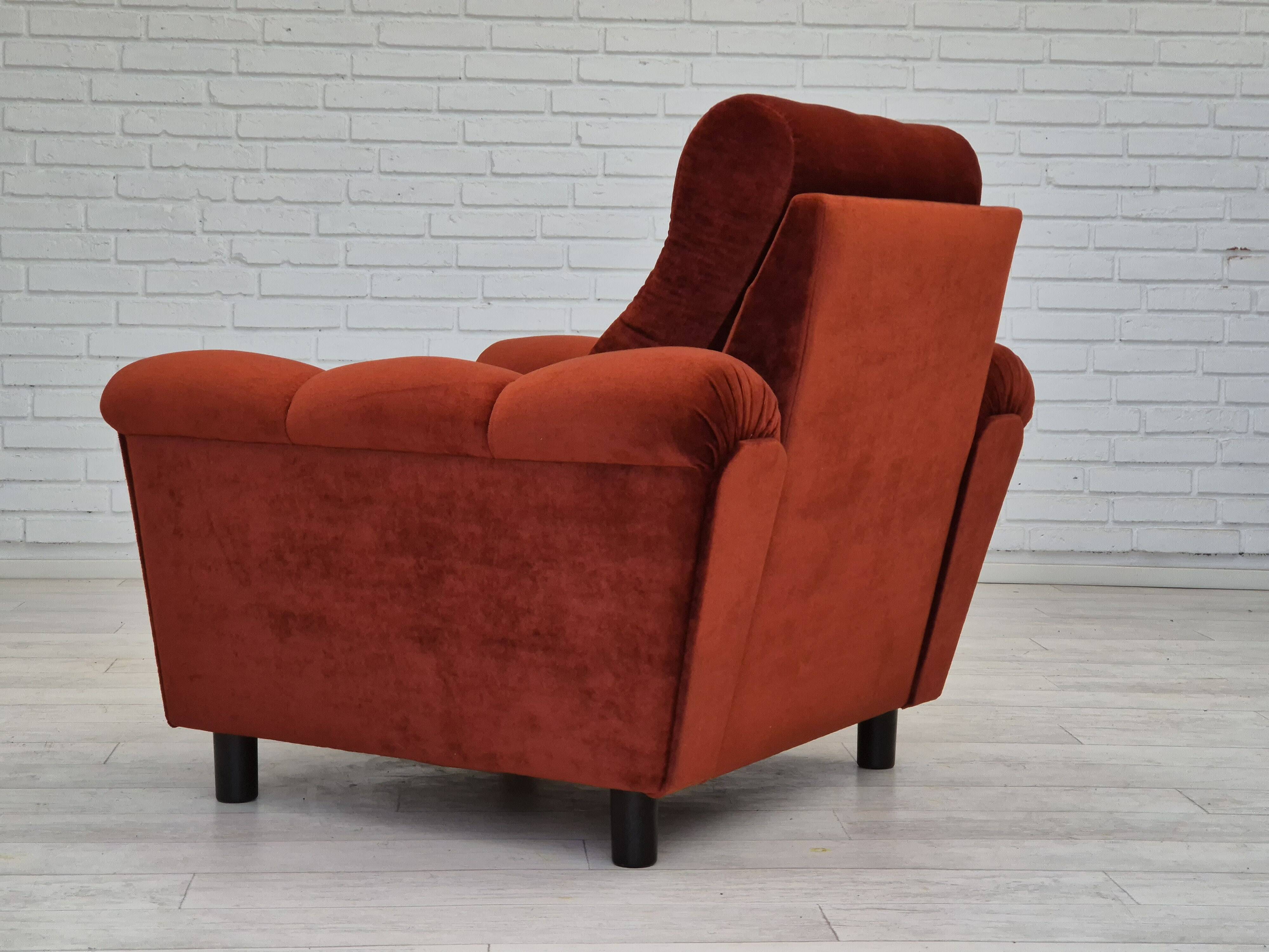Années 1980, fauteuil relax danois meuble en velours marron/rouge.