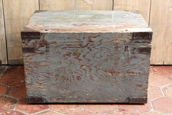 Table basse, caisse militaire en bois et métal