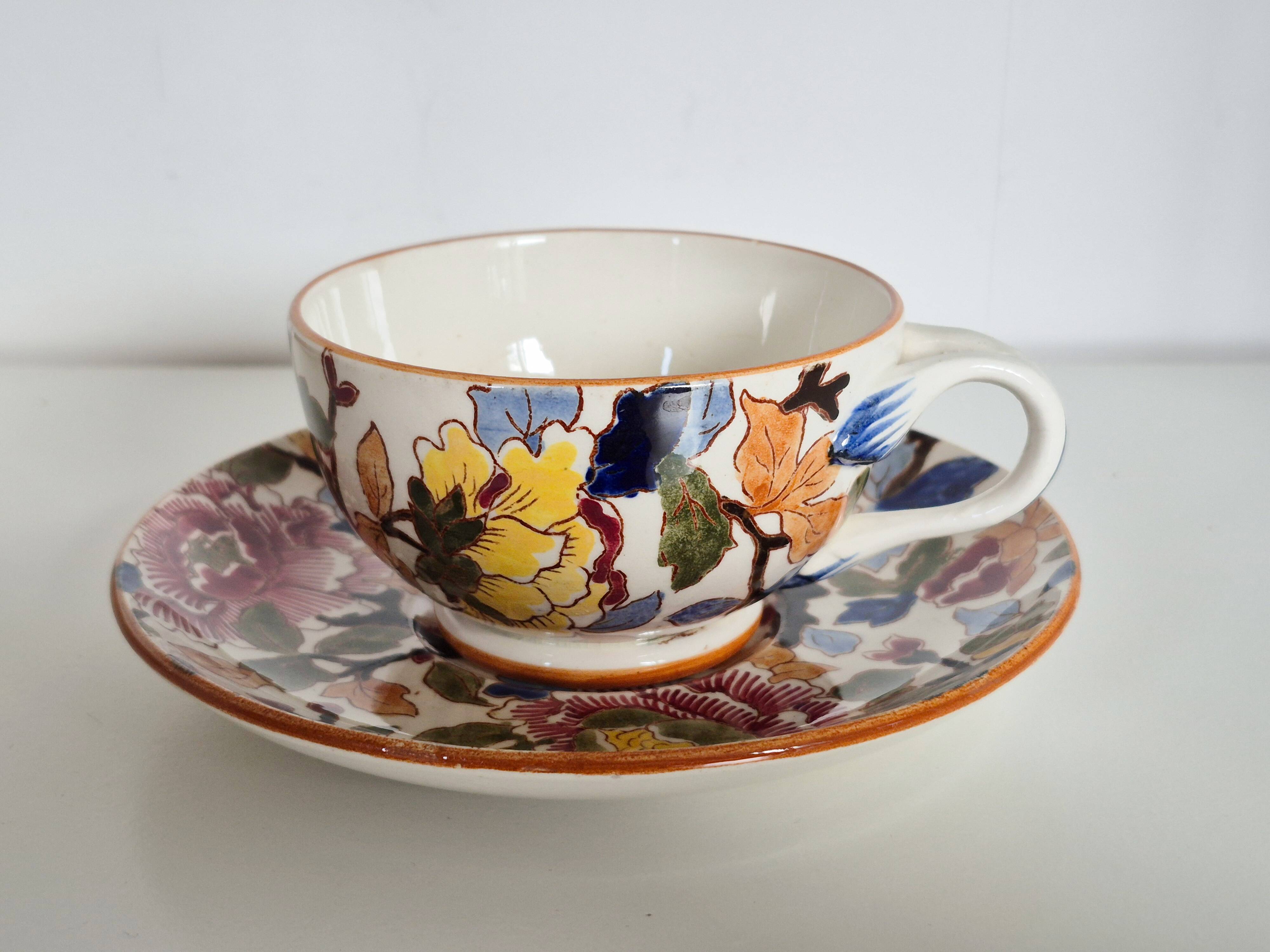 Cups (3) and saucers (6) for coffee in Gien earthenware, "Peonies" pattern.