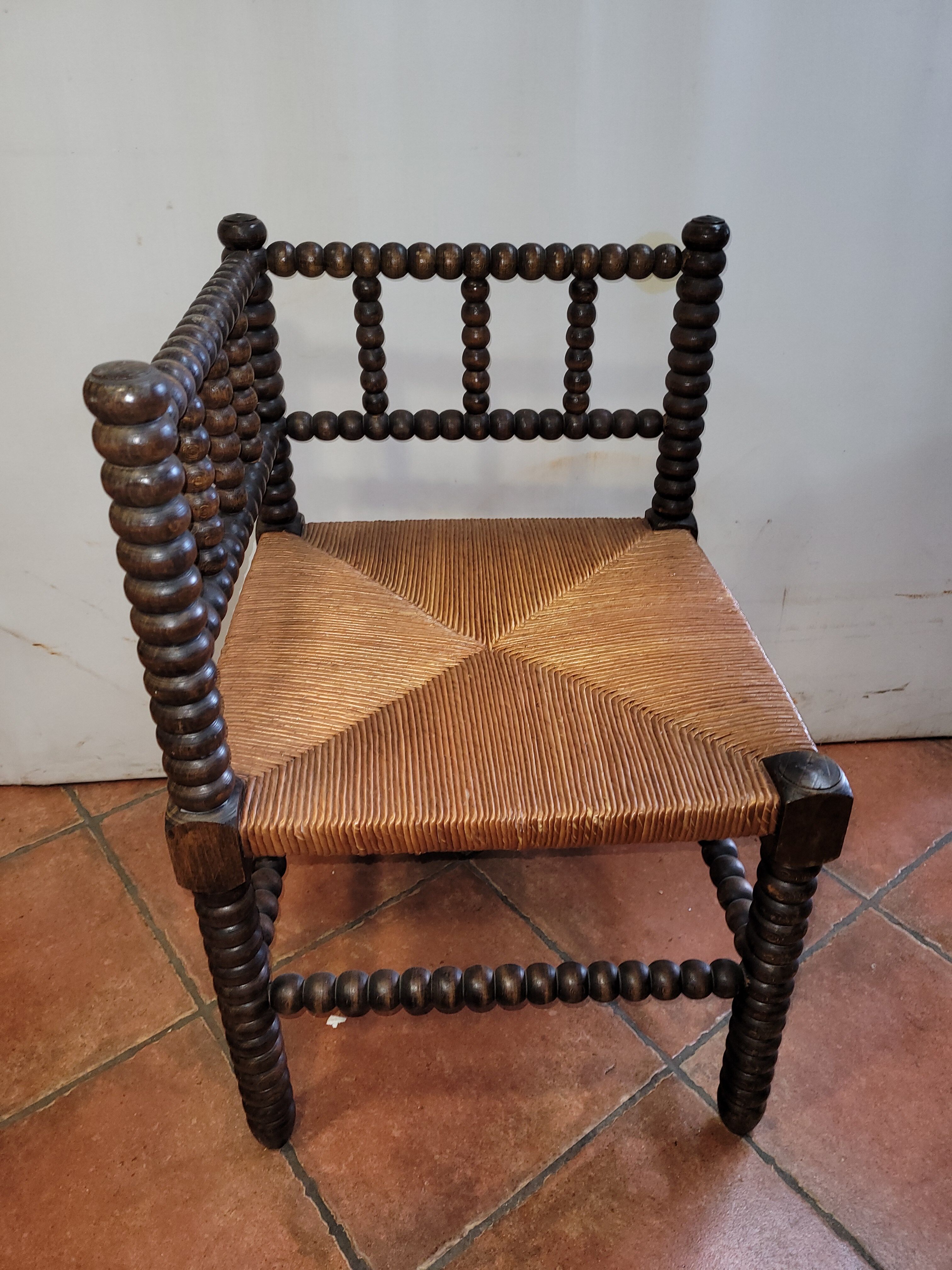 Corner mulched armchair