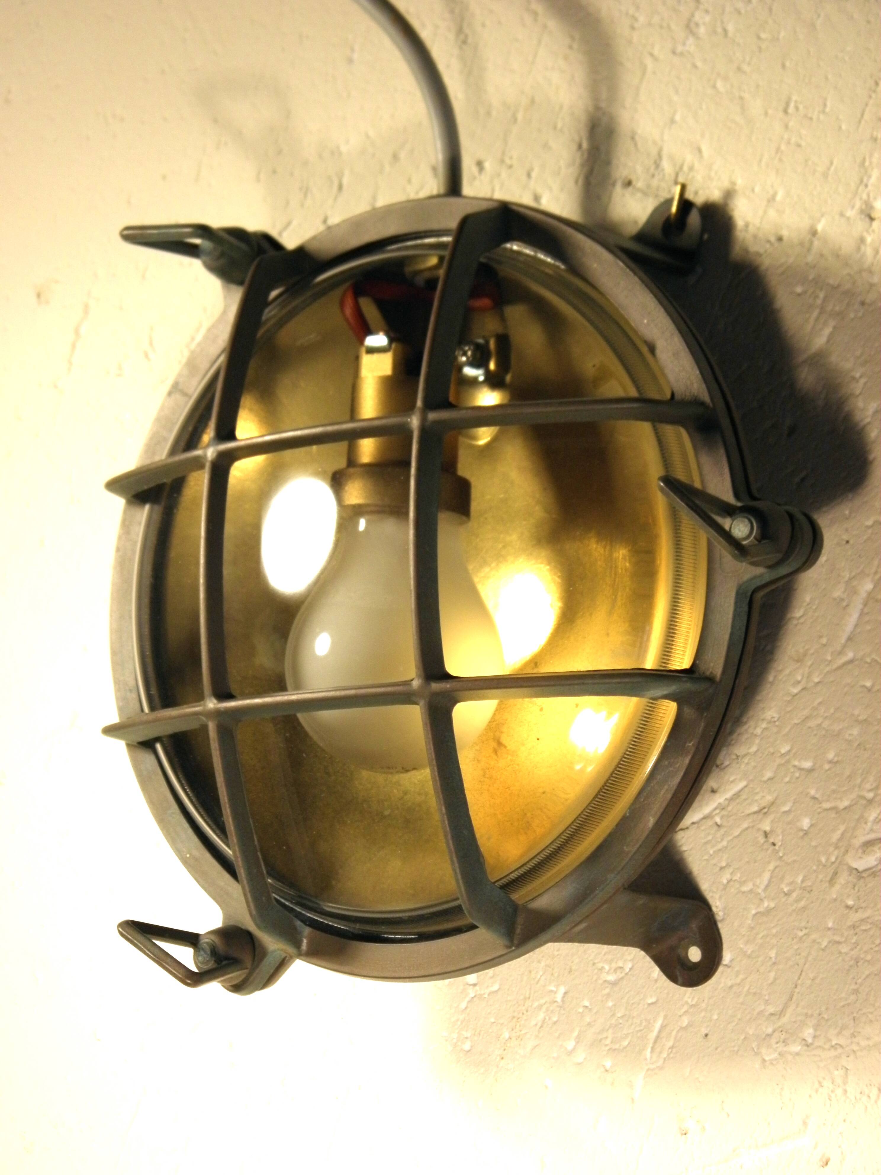22 cm brass "porthole" wall light