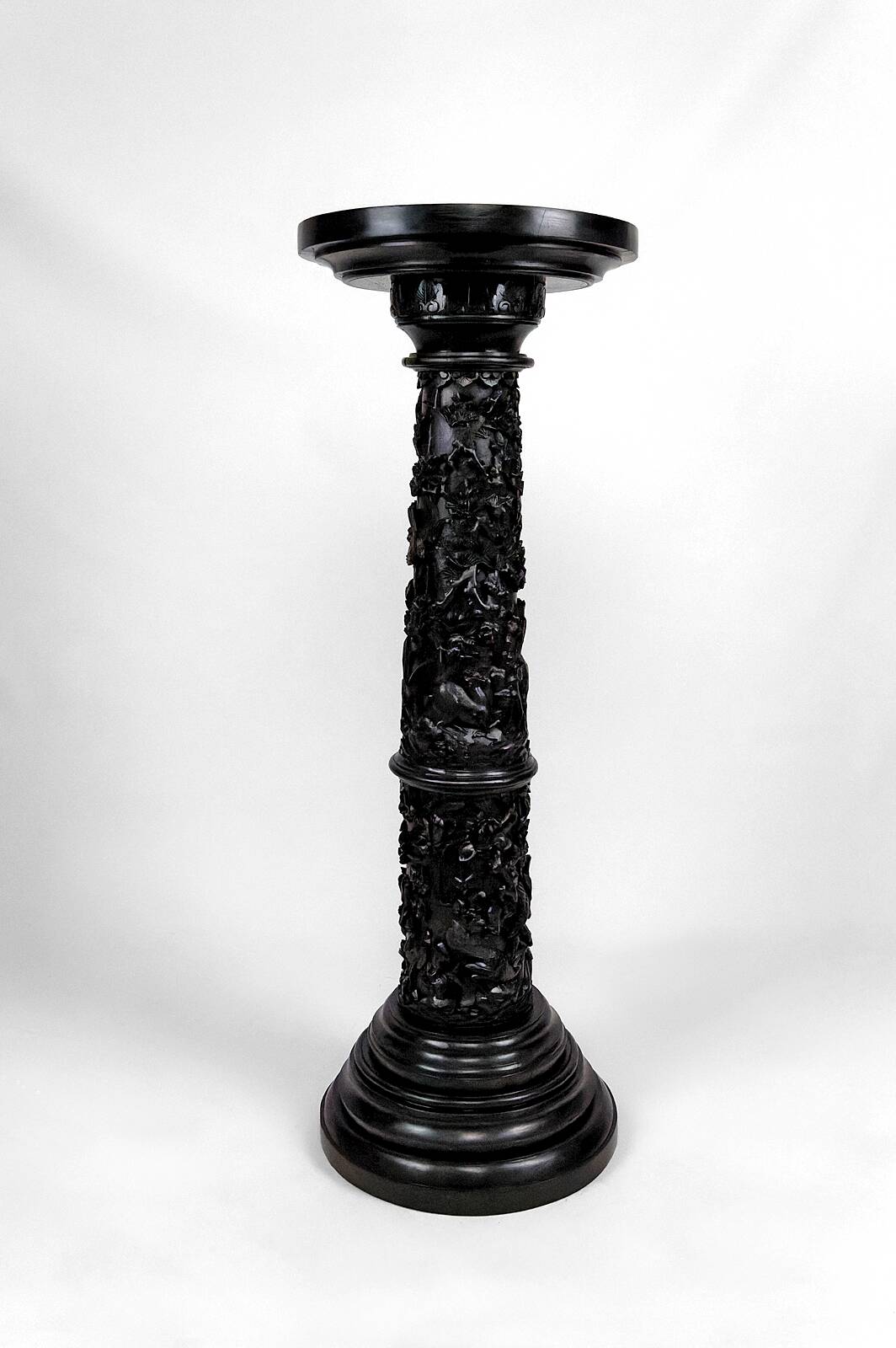 Important high Asian column / saddle in carved wood, circa 1880, Indochina