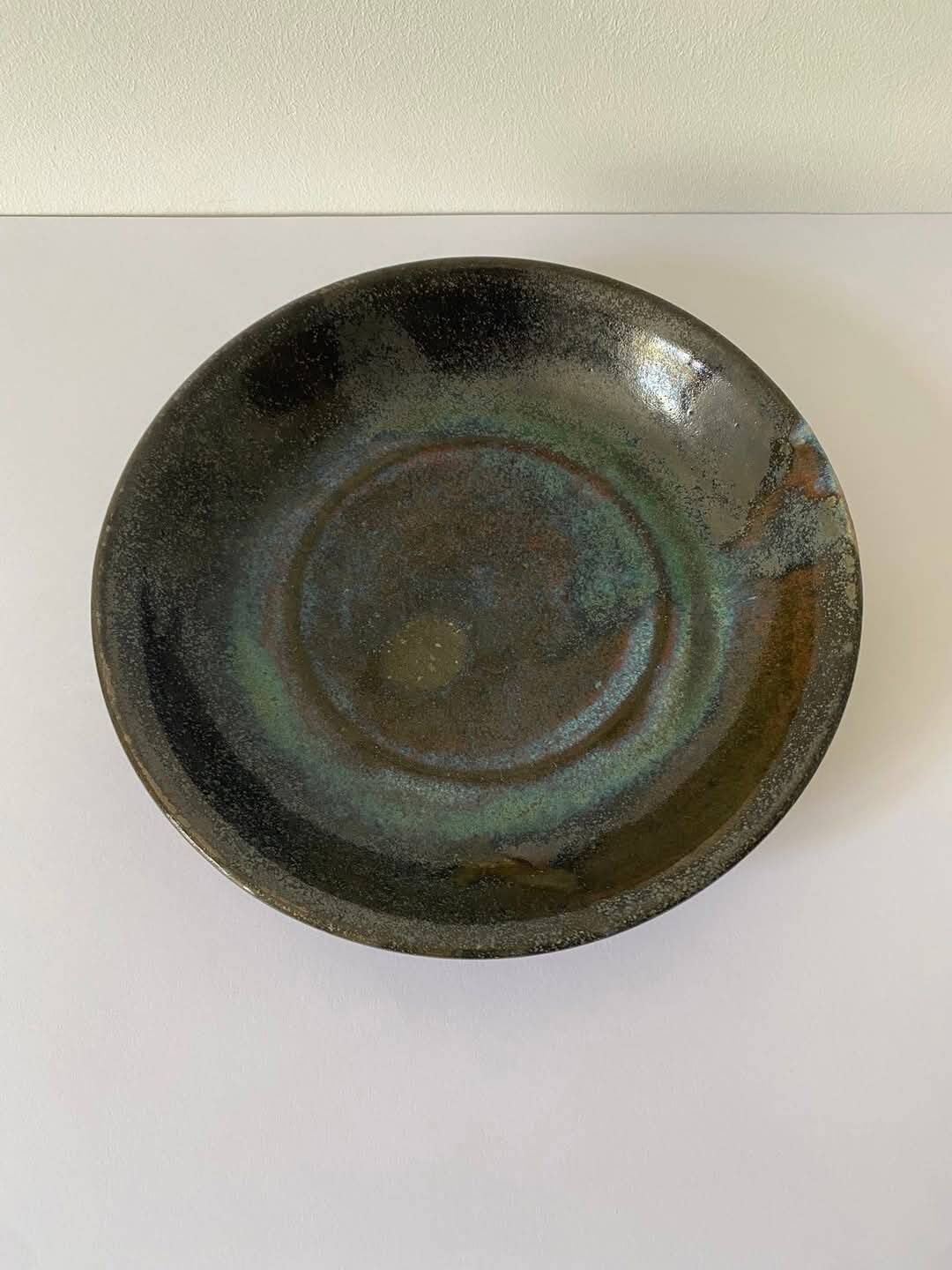 Coupe en céramique émaillée irisée