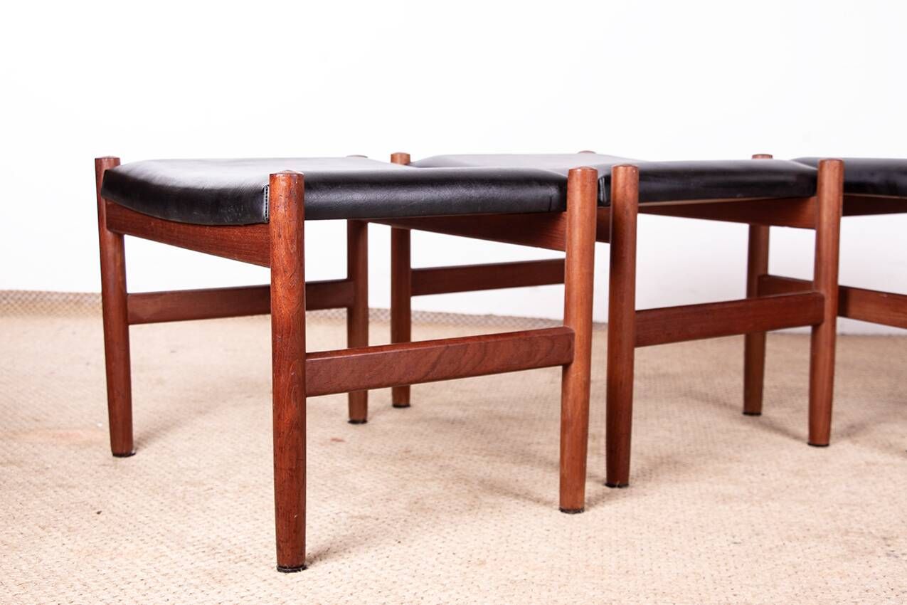 4 Tabourets Danois en teck et cuir noir modèle 40 par Hugo Farndsen 1960.