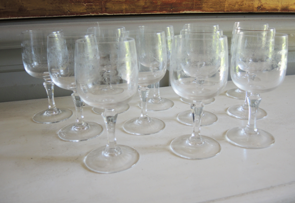 Lot de 24 anciens verres à pieds en cristal gravé