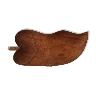 Large wooden plate in the shape of a leaf