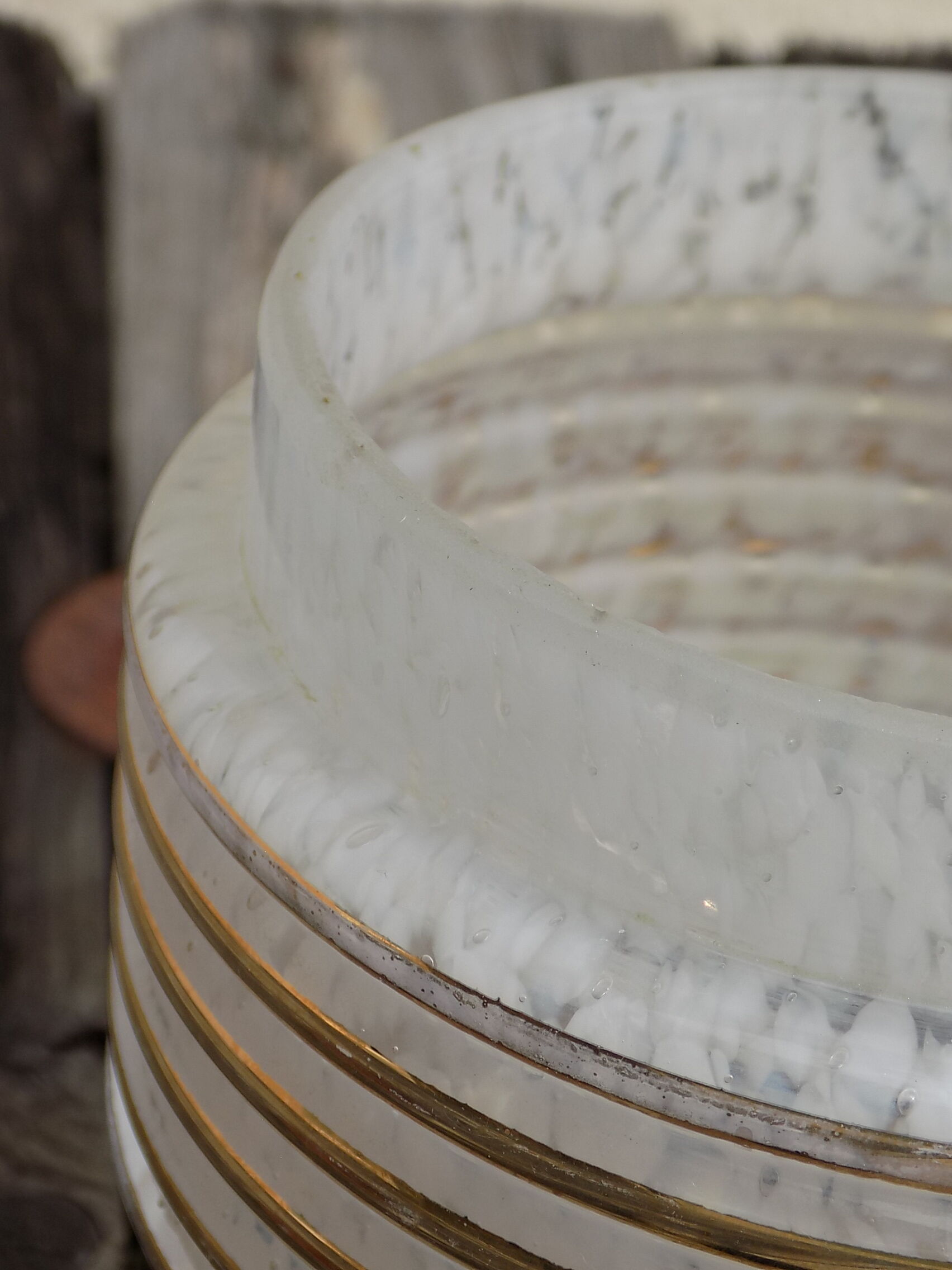 vase type art déco en verre moucheté blanc et doré