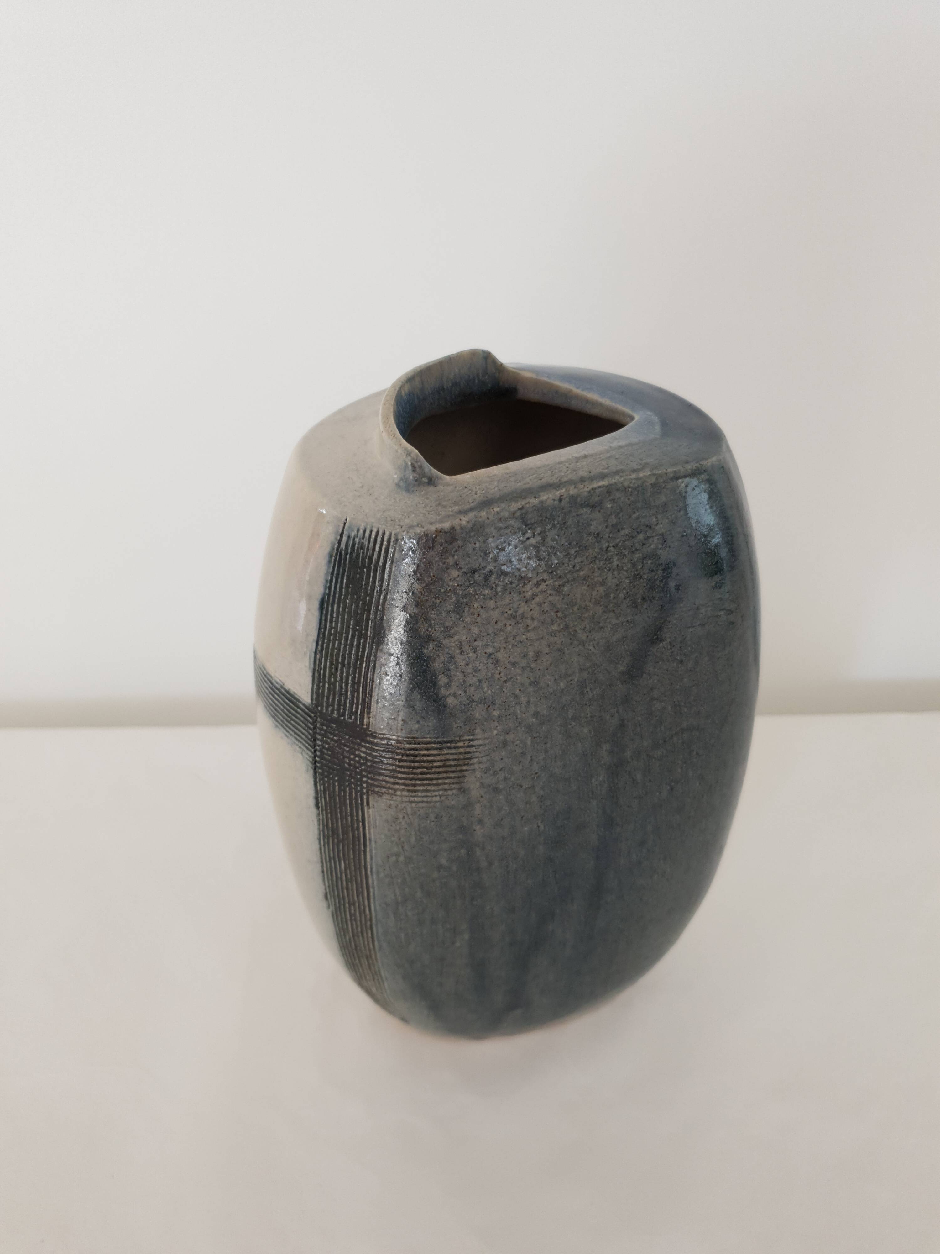 Modern design ceramic vase - Signed MB (Signature to be identified)
