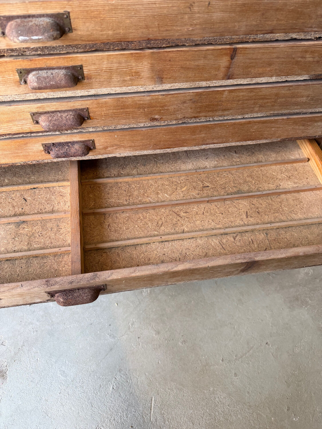 Low workshop cabinet with 8 drawers in solid wood, printing style.