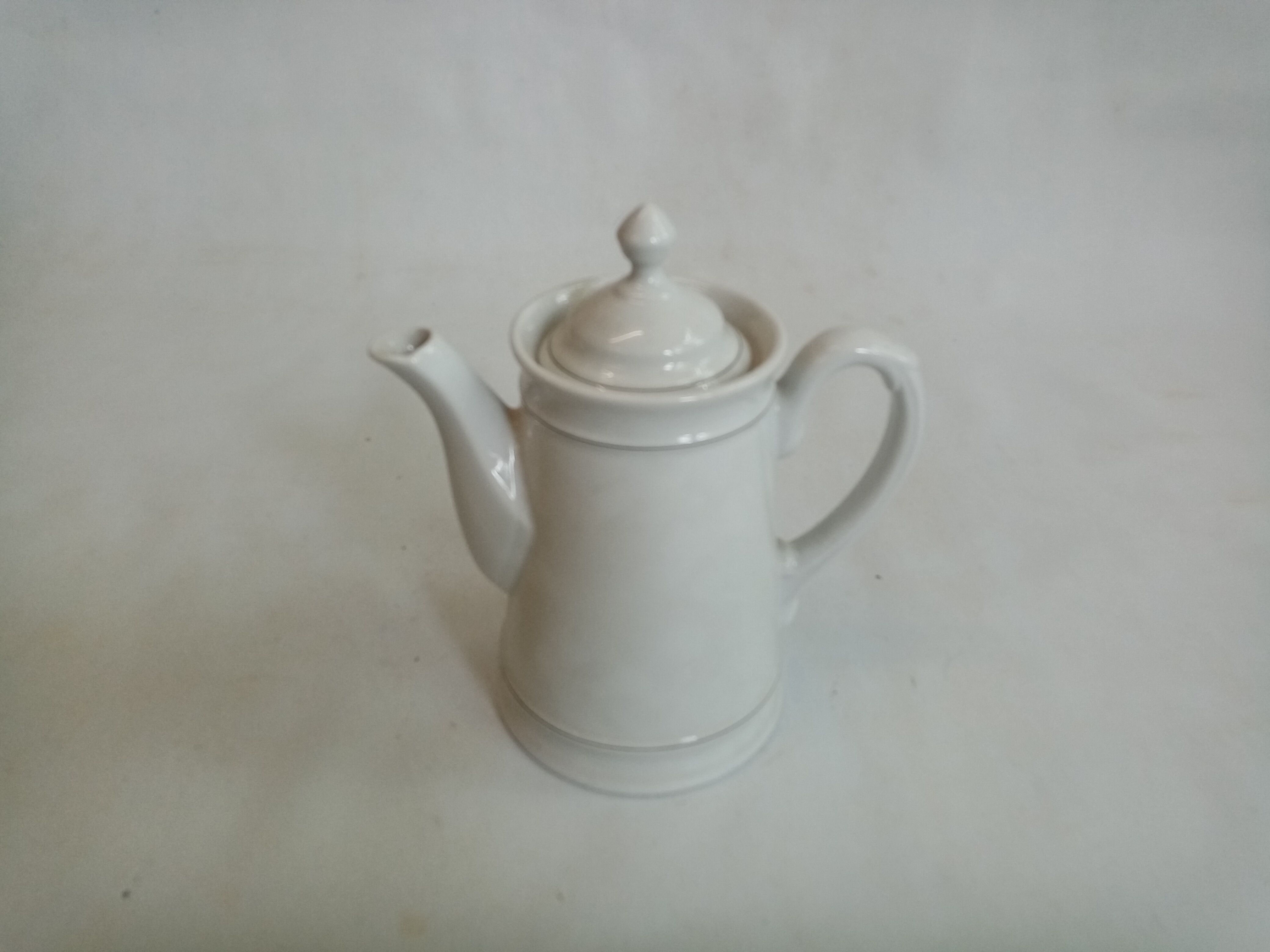 Bench coffee maker in fine porcelain gray border