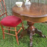 Pedestal table