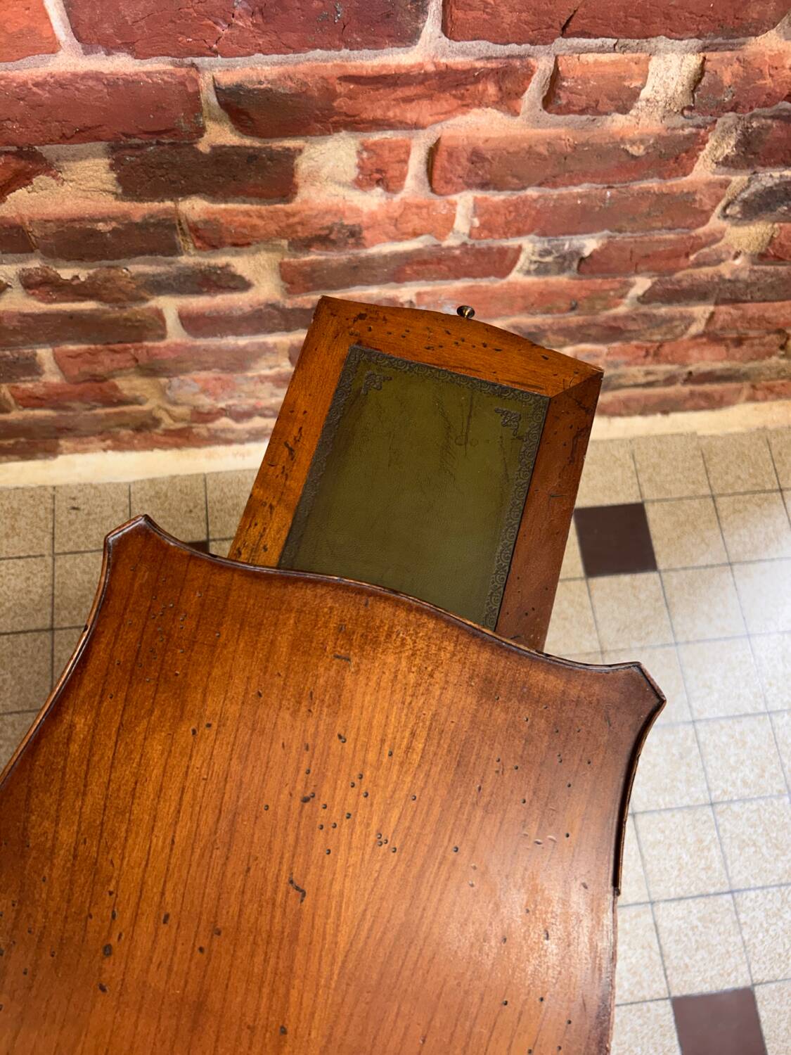 Pretty little vintage pedestal side table