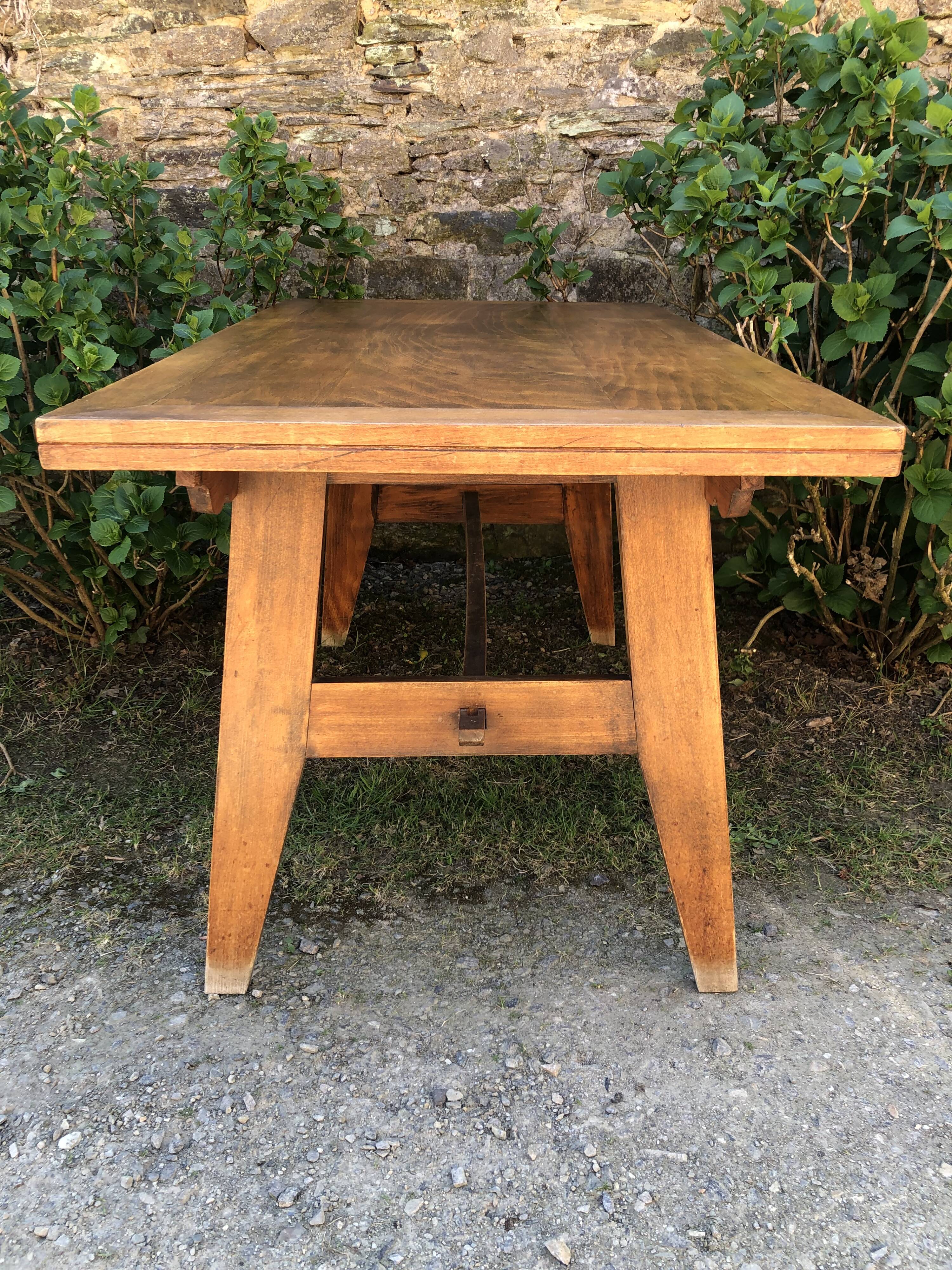 Table vintage d’époque reconstruction Rene Gabriel en hêtre.