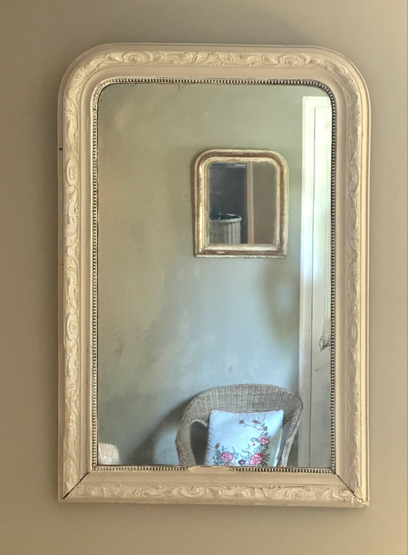 Antique Louis-Philippe mirror with pearls and shells, white patina.