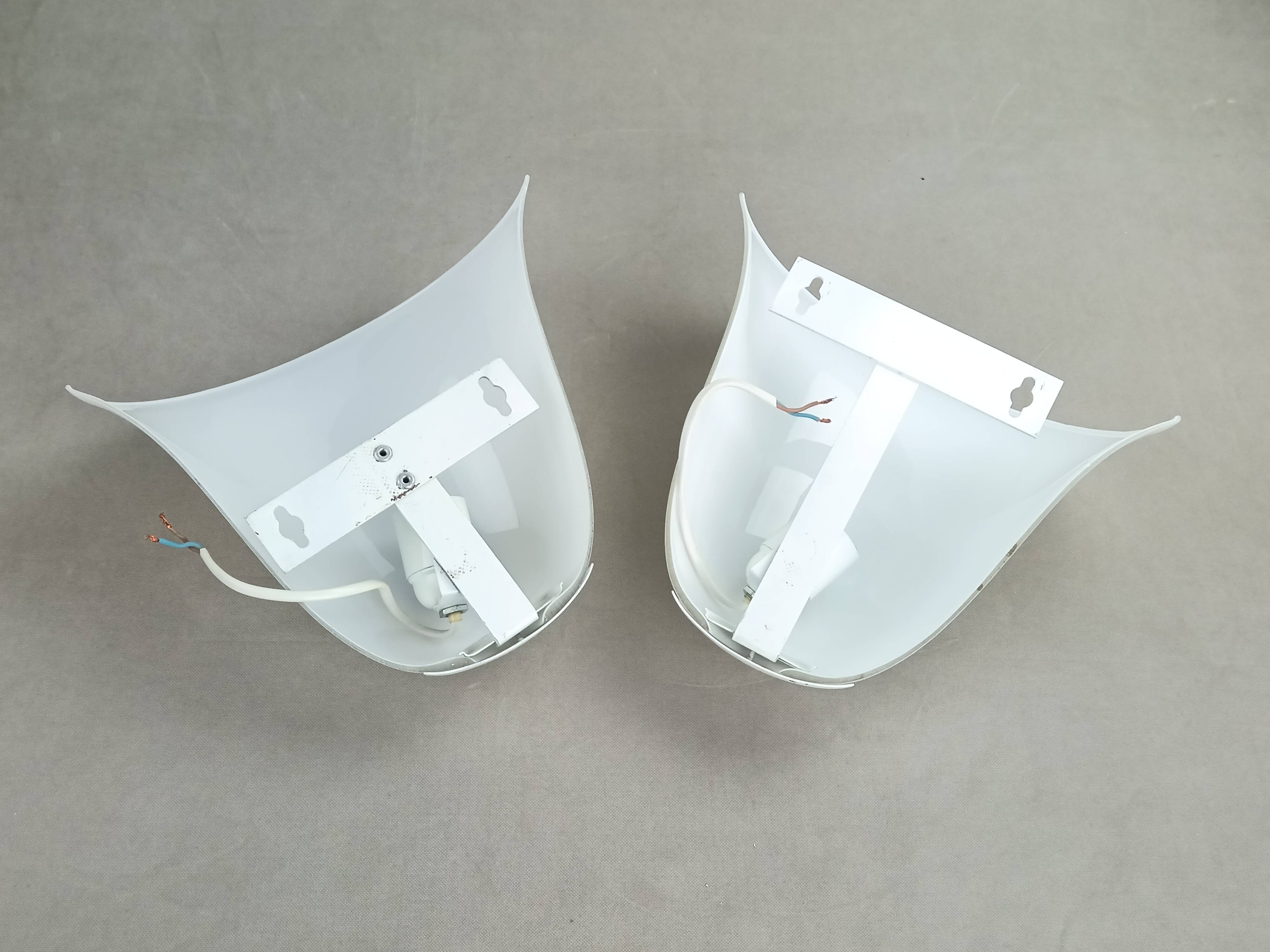 Appliques demi cloche en verre opalin, 1970