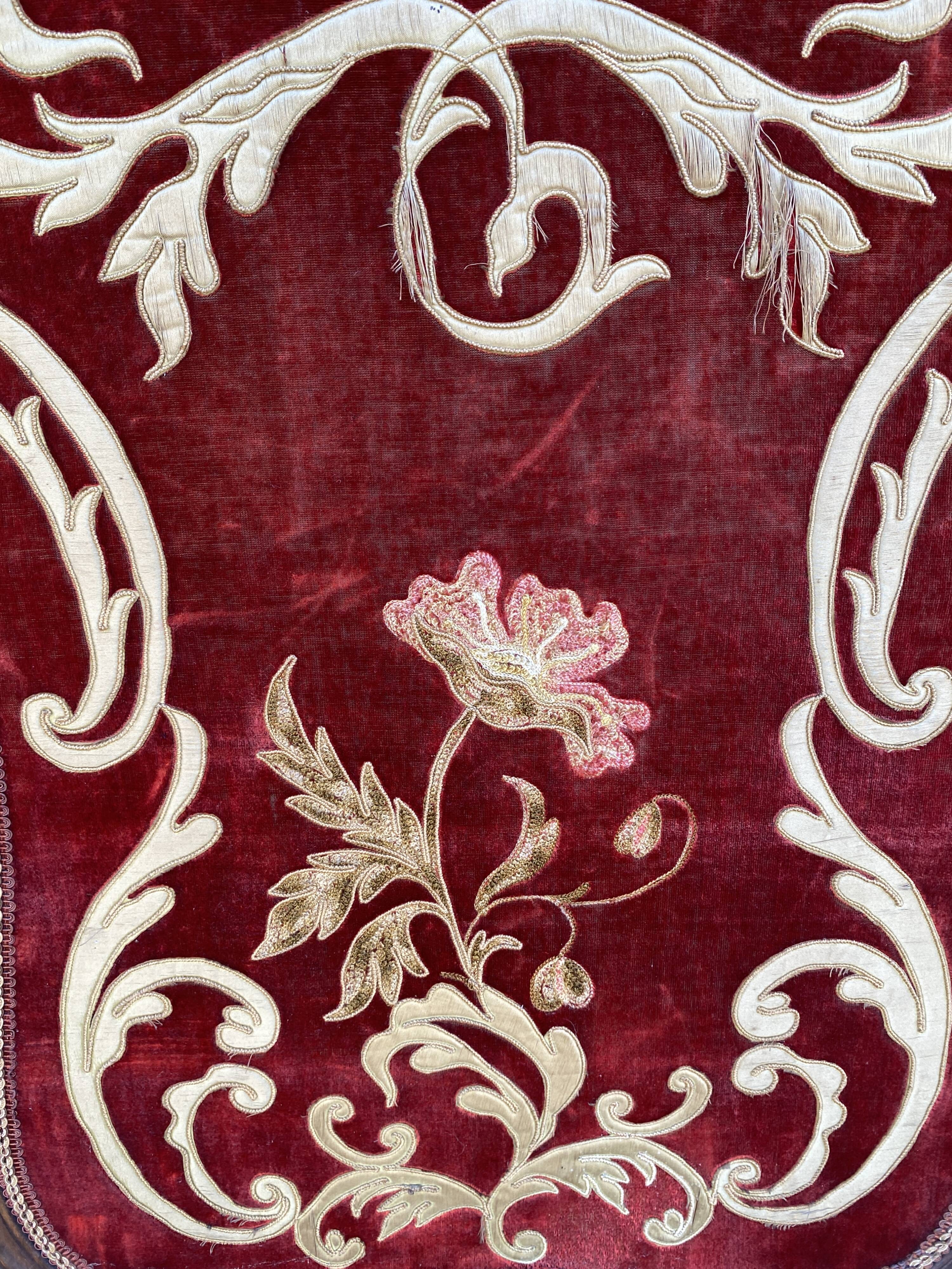 Antique fireplace screen in carved wood and embroidered velvet, Napoleon III.