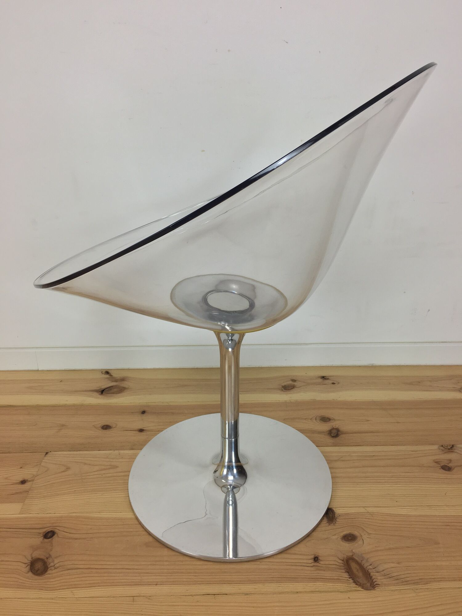 Eros foot armchair tulip Plexiglas and aluminum, by Philippe Starck