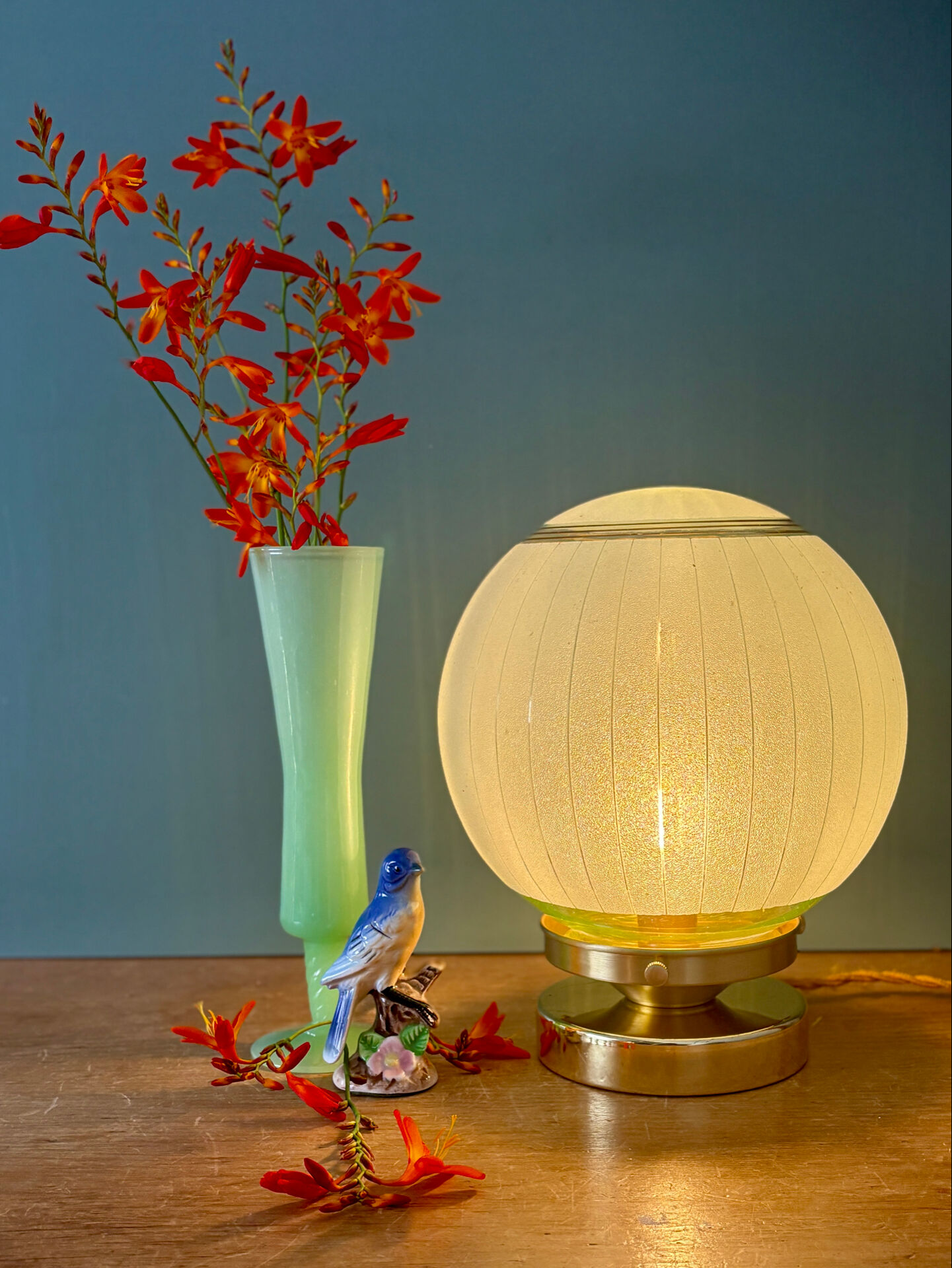 Lampe à poser globe vintage en verre granité vert et doré