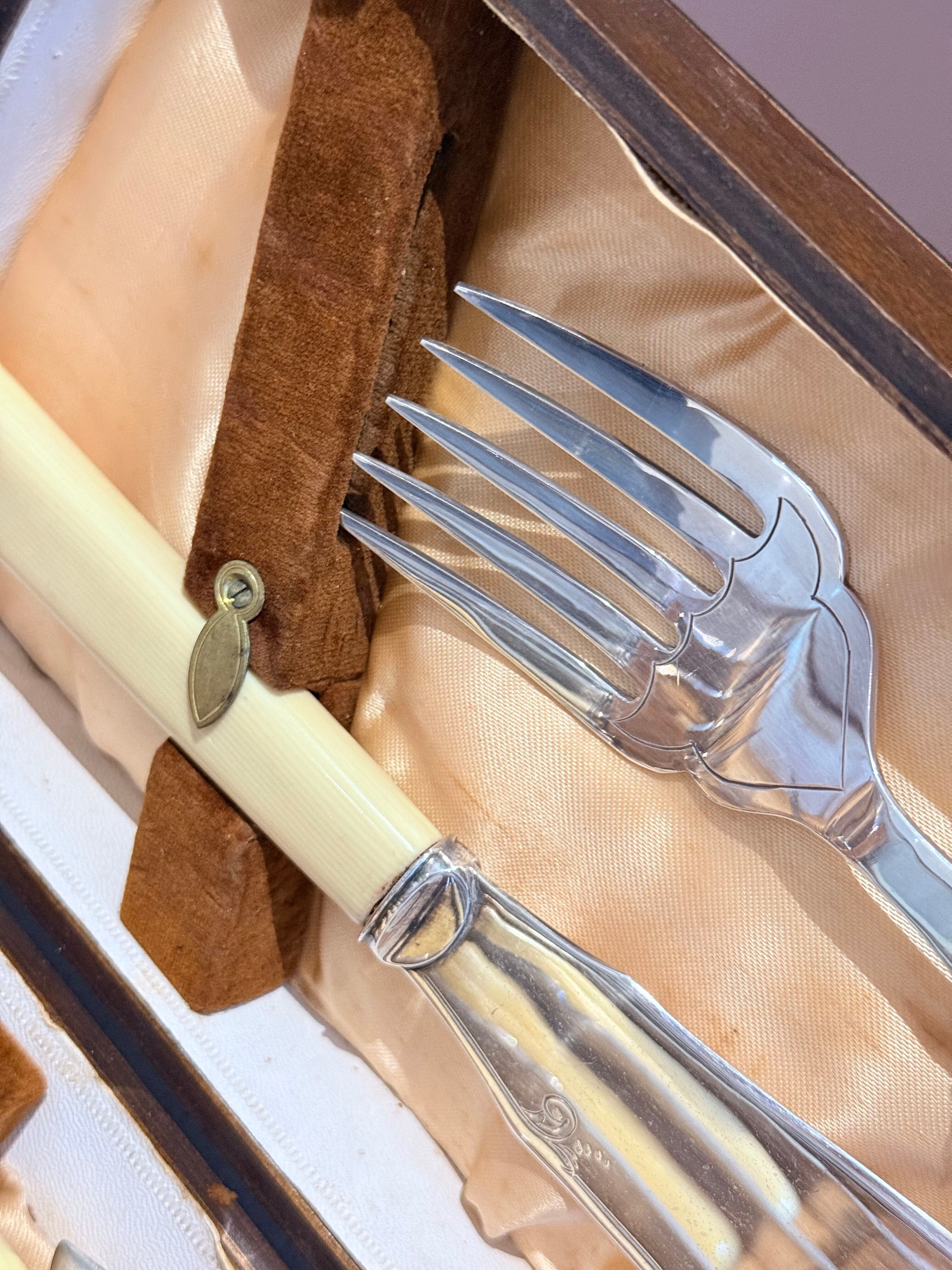 Set de couverts à poisson en métal argenté et ivoire synthétique