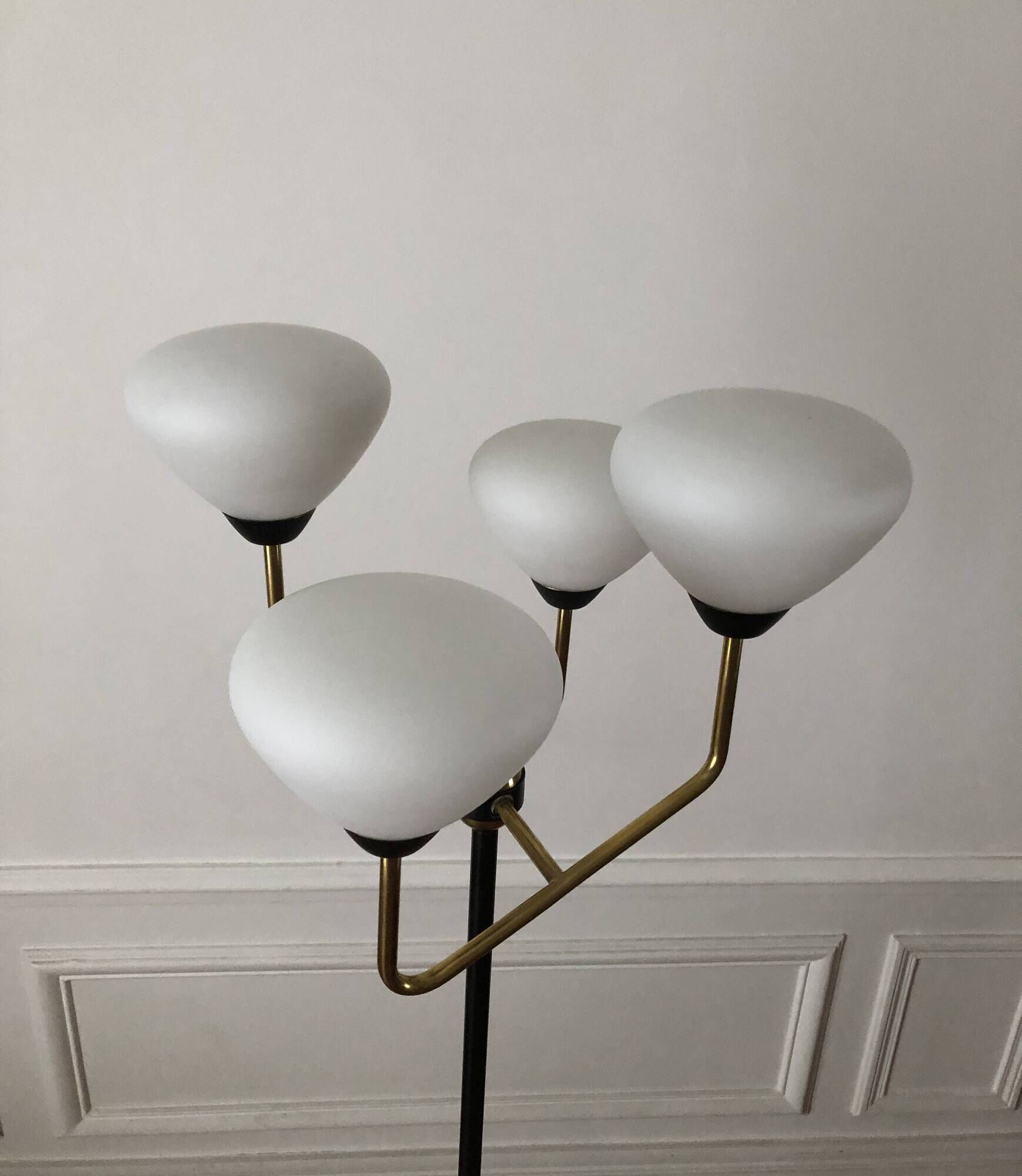 Modernist floor lamp with 4 lights in brass and opaline, Stilnovo style – Year 1960