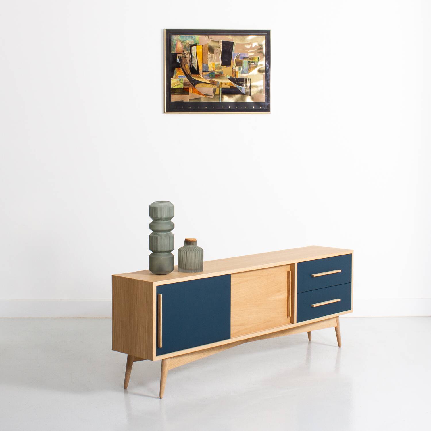 Oak sideboard or TV unit made up of two sliding doors and two drawers