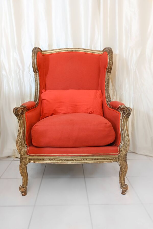 Fauteuil à oreilles en bois sculpté doré signé Maison Dienst Paris XIXeme siècle
