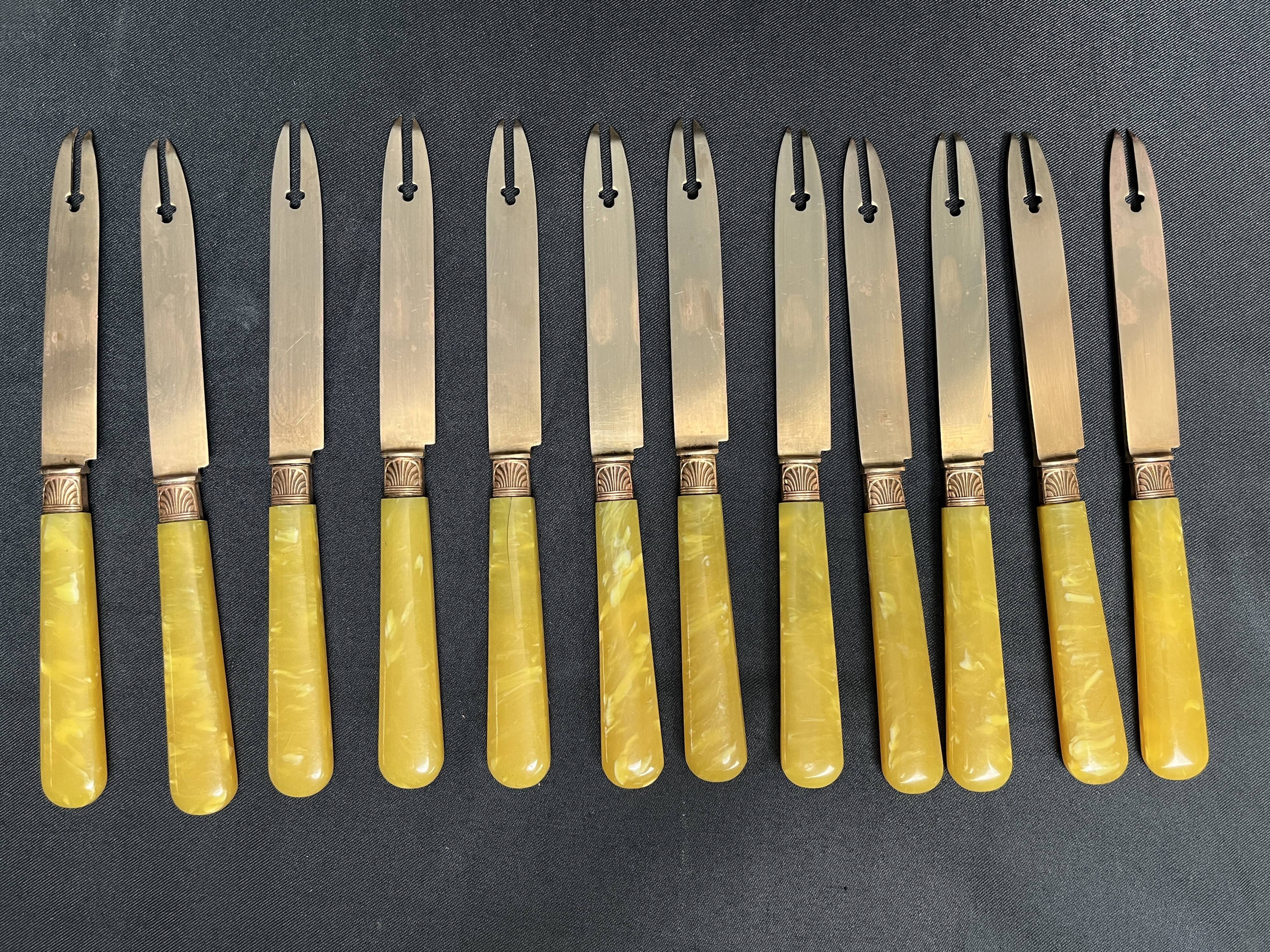 Tableware, case of 12 vermeil fruit knives and galalithe from the early 20th century.