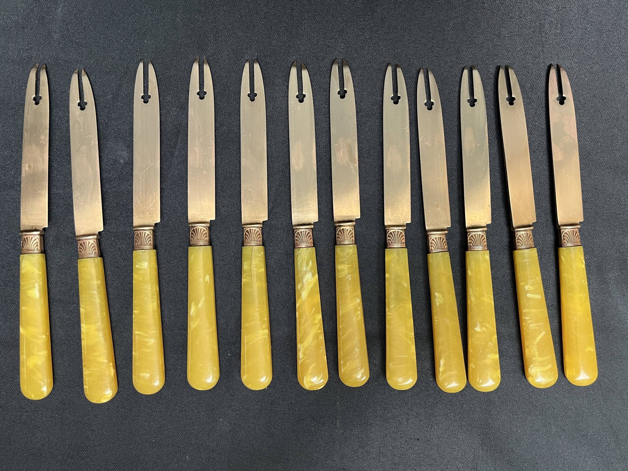 Arts de la table, écrin 12 couteaux à fruit vermeil et galalithe début XXXè