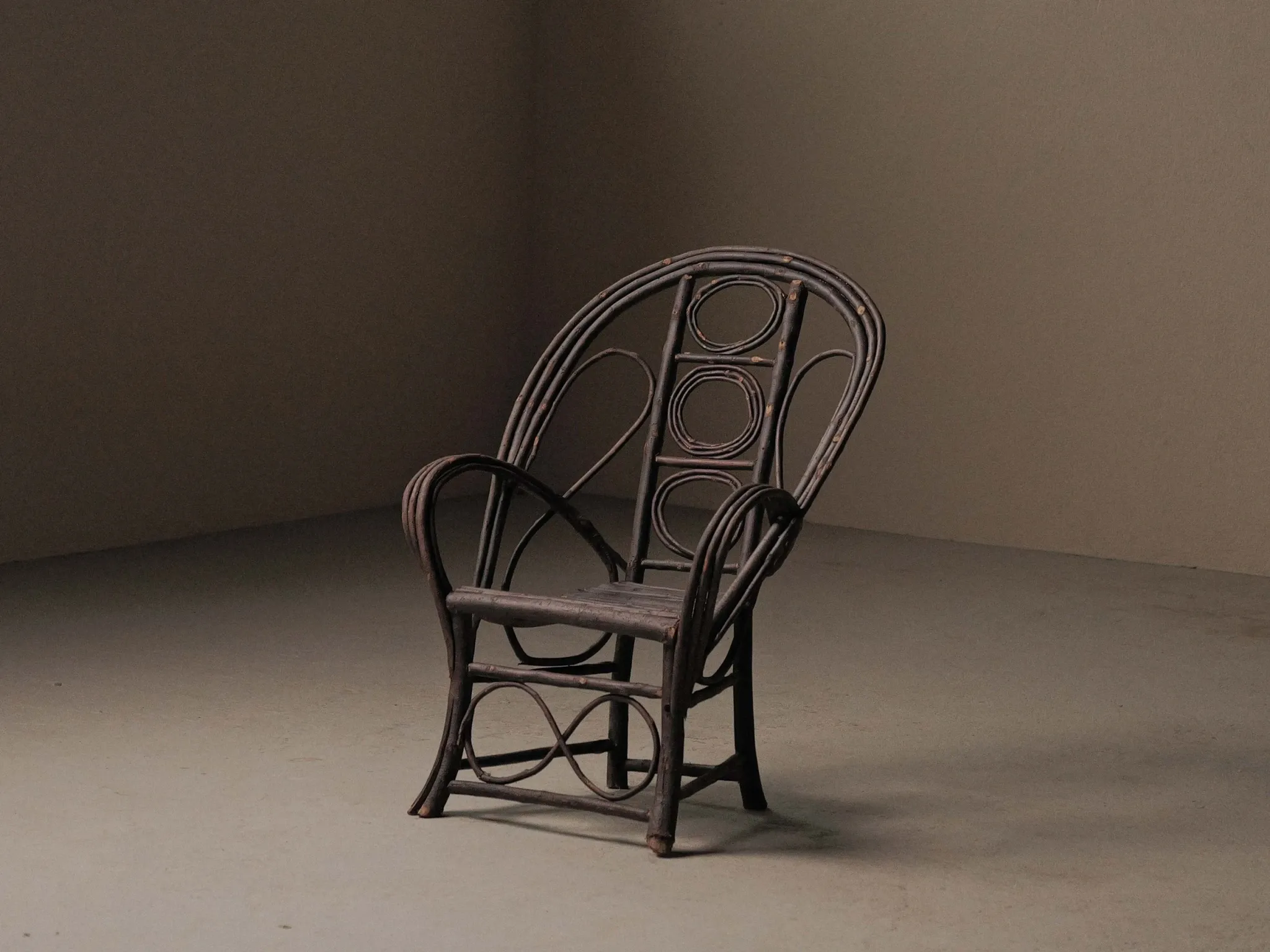 Fauteuil sculptural en bois courbé , Art Populaire, vers 1900
