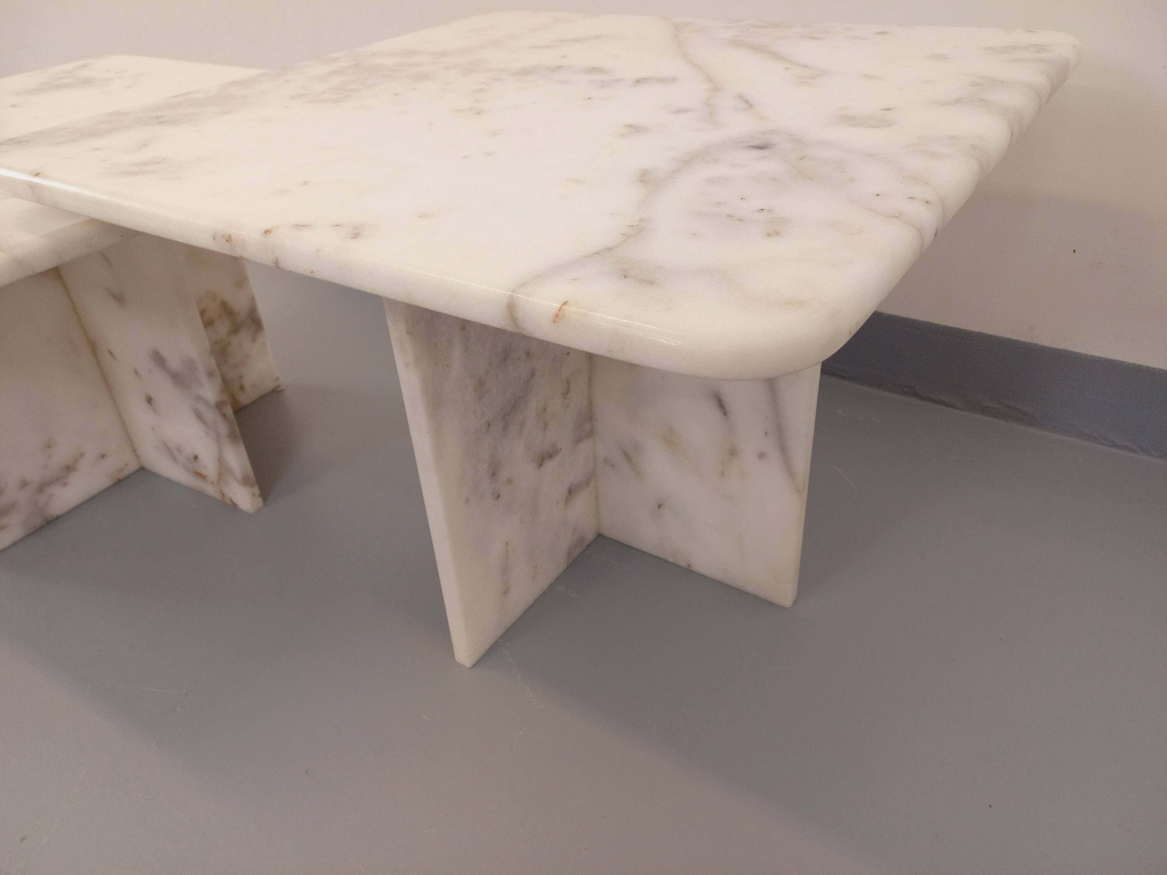Pair of vintage nesting coffee tables in white marble from the 1970s.