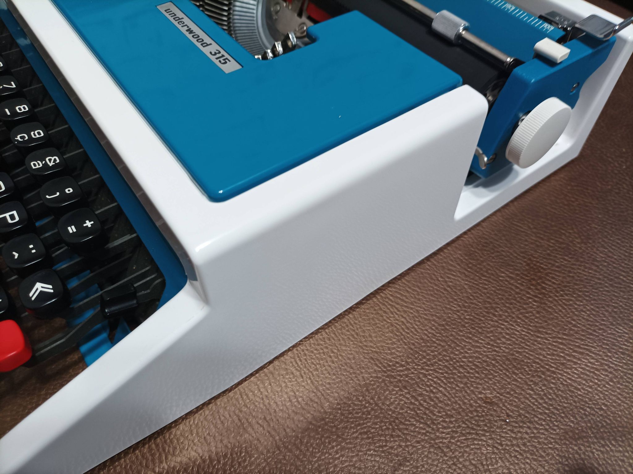 Machine à écrire Underwood 315 portative bleue avec son étui de transport