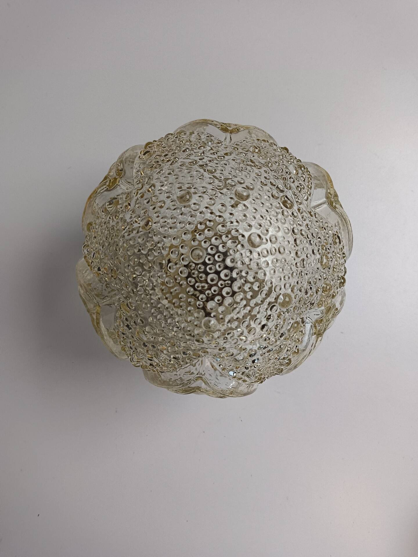 Round relief luminaire glass RZB and its electrifiable support.