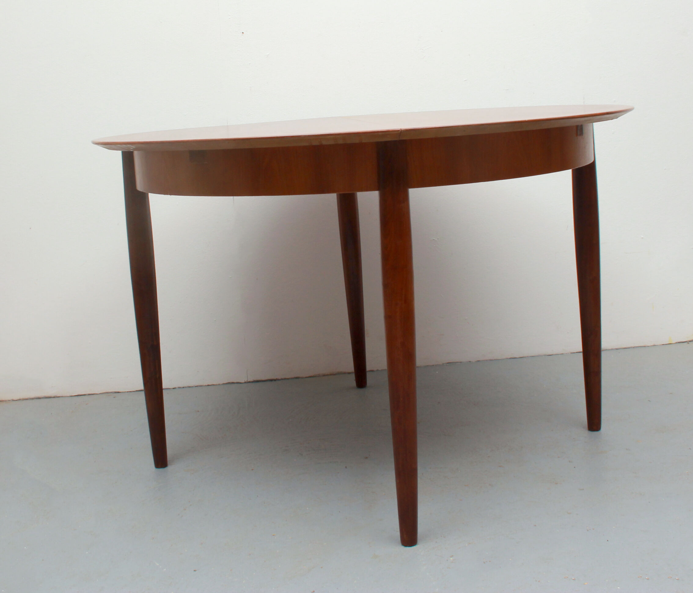 1960s extendible diningtable walnut by Lübke