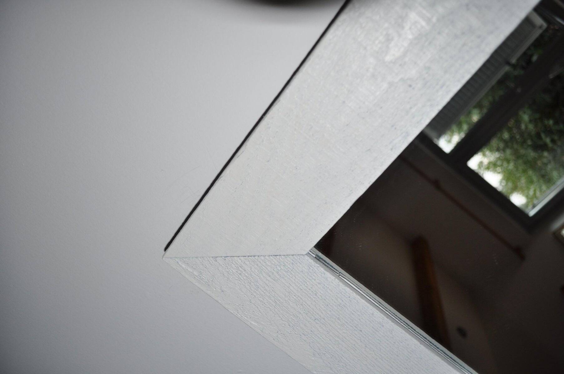 Miroir mural rectangulaire blanc encadrement bois peint et verre, années 1980, 59x119 cm