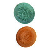 Set of 2 flat plates in gien slip, primefleur model. 1 green and 1 brown