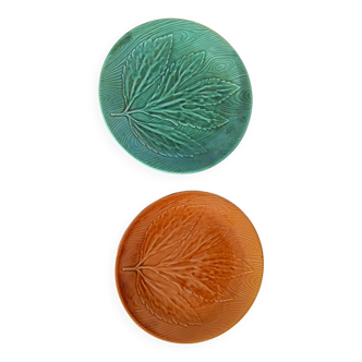 Set of 2 flat plates in gien slip, primefleur model. 1 green and 1 brown