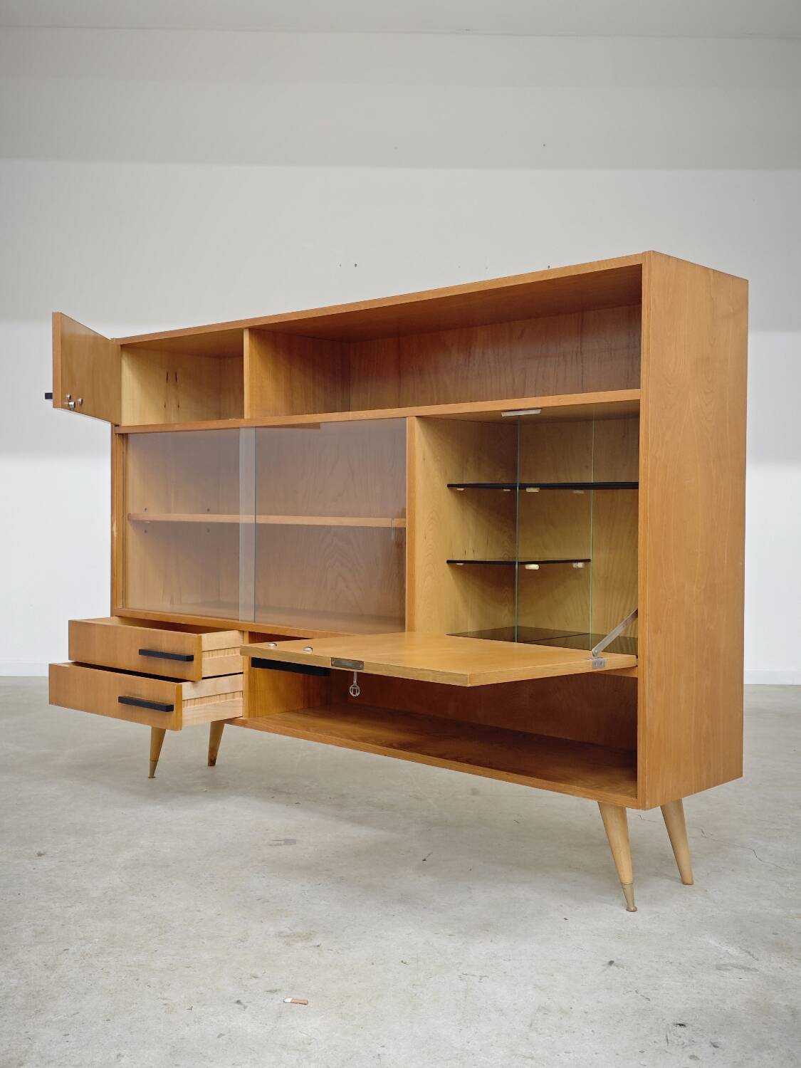 Buffet Vaisselier en bois blond Libena , ex Tchécoslovaquie 1970