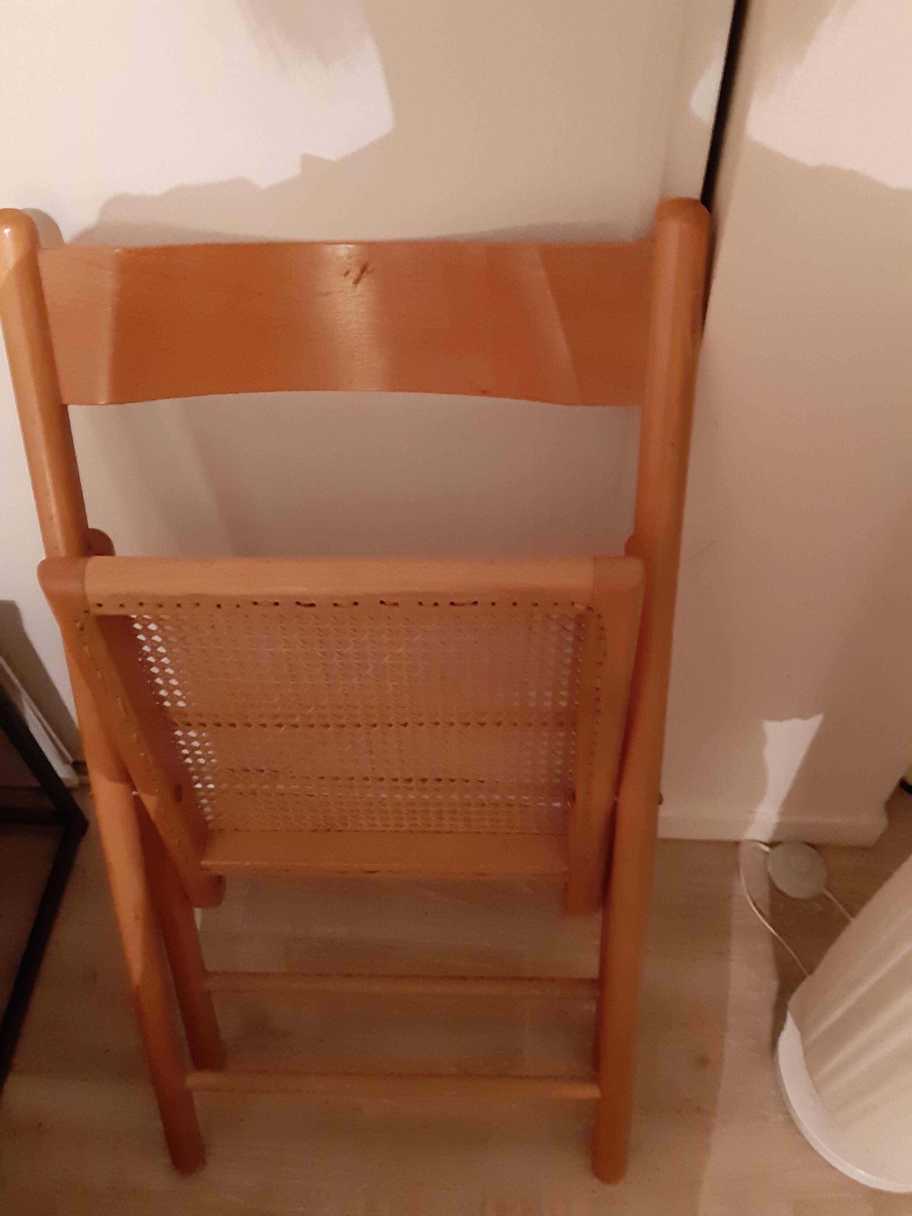 Folding chair in cannage