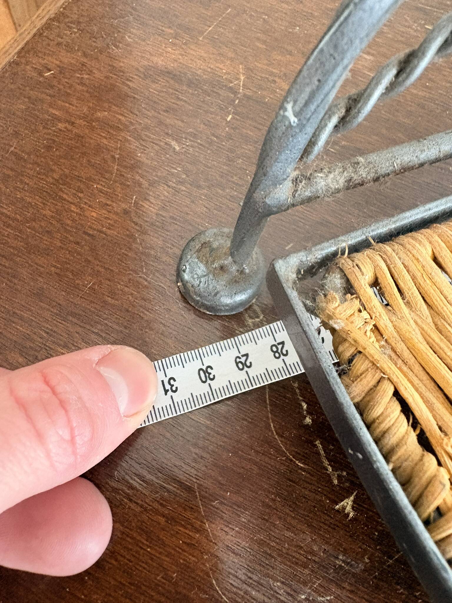 Etagère d'angle en osier et fer forgé