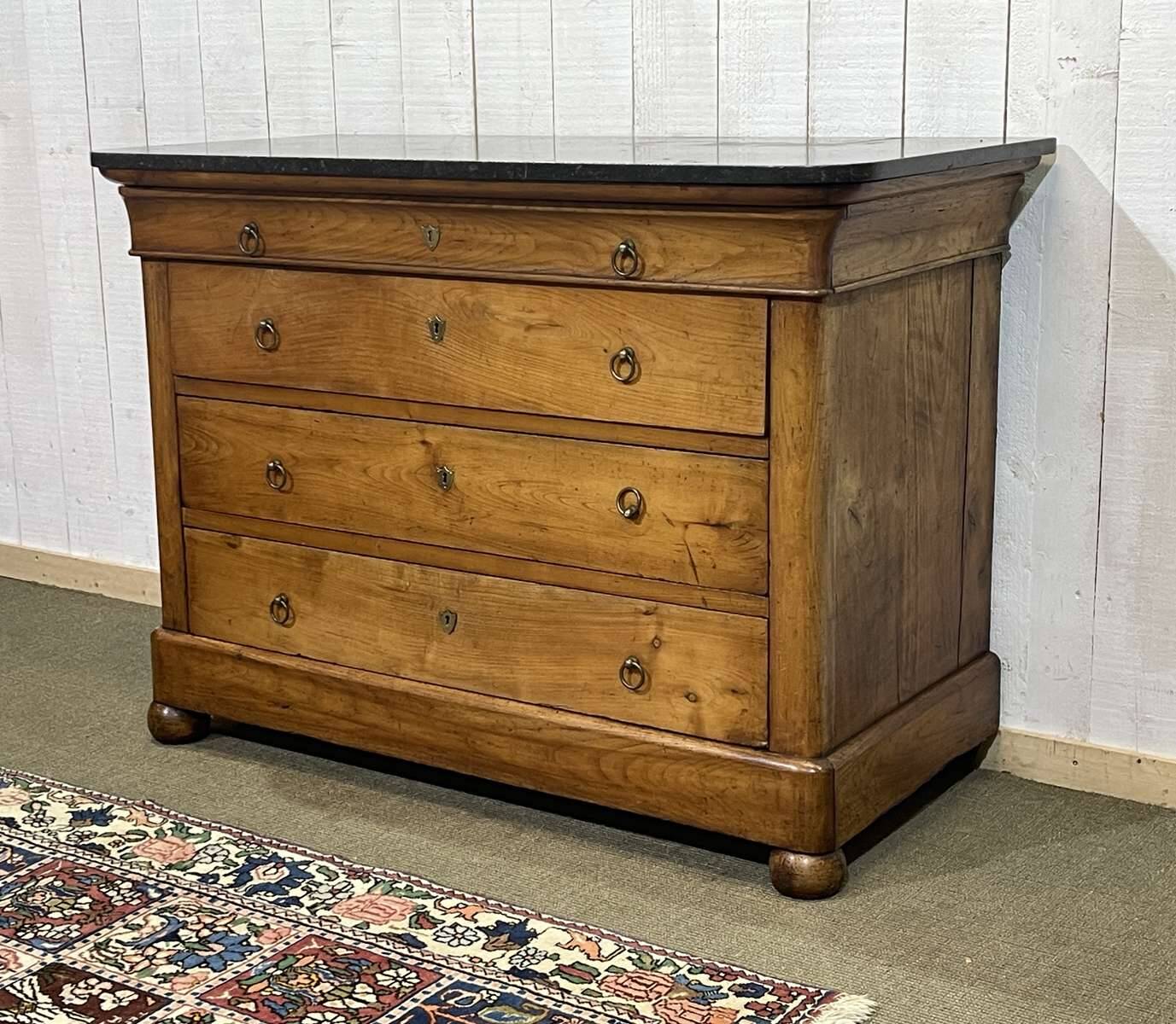 Commode Restauration XIXème en merisier et dessus marbre noir