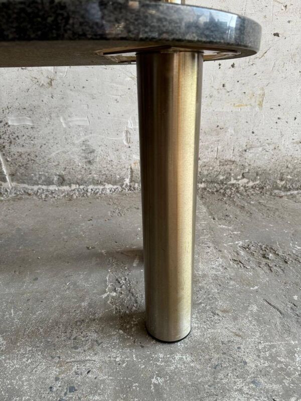 Table basse Memphis en granit noir/gris et acier inoxydable brossé — table sculpturale à deux niveaux dans un style postmoderne des années 1980