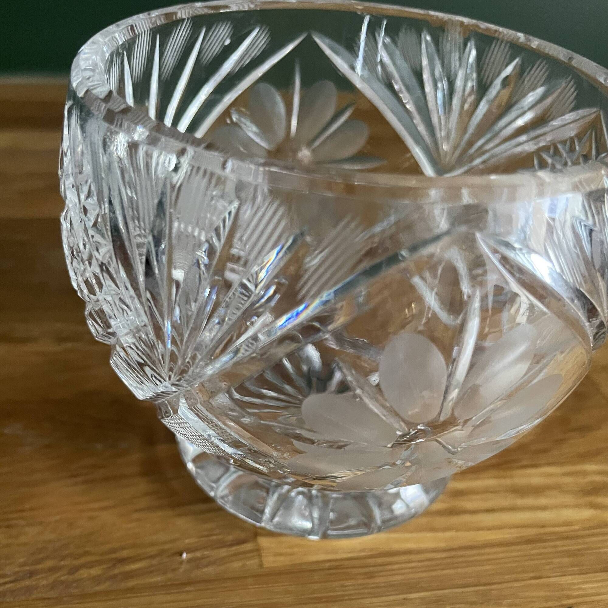 Very nice crystal sugar bowl in very good condition.