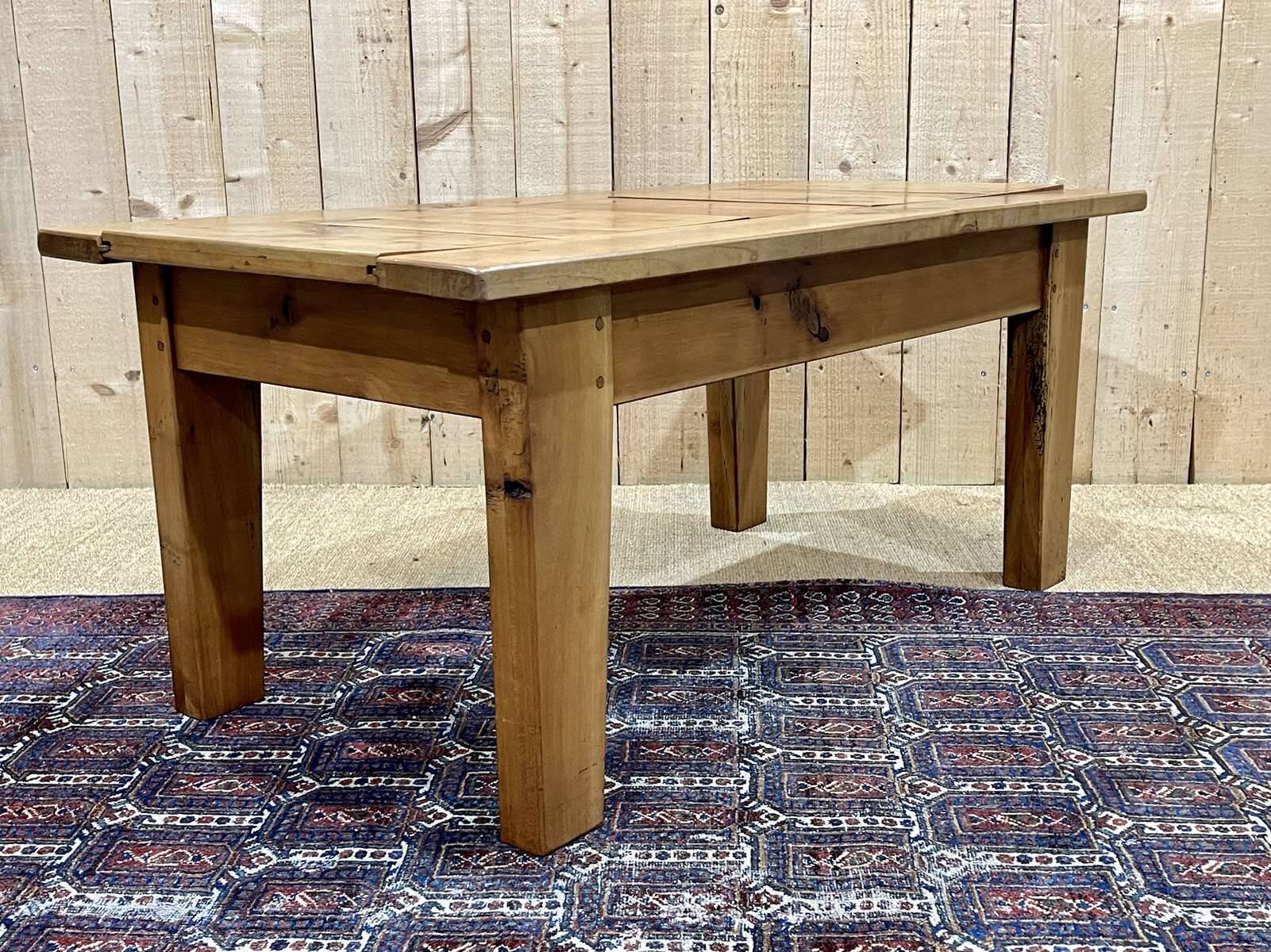 Cherry wood coffee table with sliding top, work from the 70s